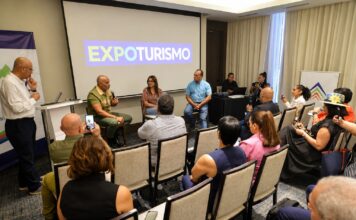 Adompretur analiza el futuro de la información turística con un conversatorio en el marco de ExpoTurismo Salvador Batista, Yamira Taveras y José Ramón Torres de Vive Dominicana durante el conversatorio sobre la evolución de la prensa turística en RD con la moderación del periodista Tony Arias Gil en Expoturismo Santiago