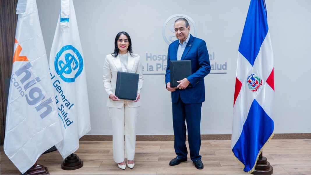Cesarina Beauchamp, CEO de Sky High Dominicana junto a Julio Amado Castaños Guzmán, presidente del Patronato del Hospital General de la Plaza de la Salud.