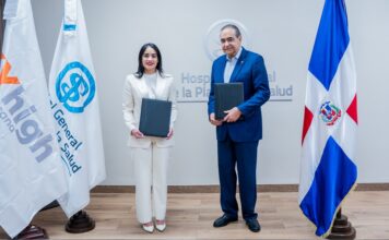 Sky High Dominicana fortalece el turismo de salud con alianza estratégica junto a Plaza de la Salud Cesarina Beauchamp, CEO de Sky High Dominicana junto a Julio Amado Castaños Guzmán, presidente del Patronato del Hospital General de la Plaza de la Salud.
