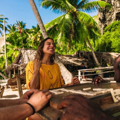 Turista celebra ganar una partida de domin&oacute; en un hotel de playa en Rep&uacute;blica Dominicana. Foto: Godominicanrepublic