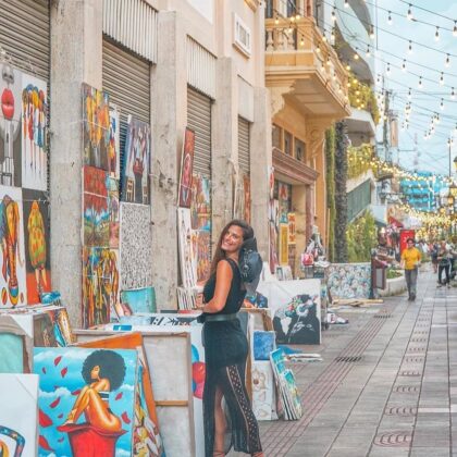 Turista de compras en una calle de la ciudad colonial de Santo Domingo. Foto: Godominicanrepublic
