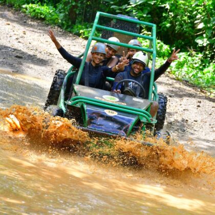 Turistas disfrutan de una ruta de buggies en un destino de Rep&uacute;blica Dominicana.Foto Godominicanrepublic