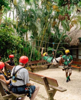Turistas disfrutando de una tirolesa en un detino de Rep&uacute;blica Dominicana