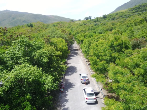 Turistas experimentan la ilusi&oacute;n del Polo Magn&eacute;tico en Barahona