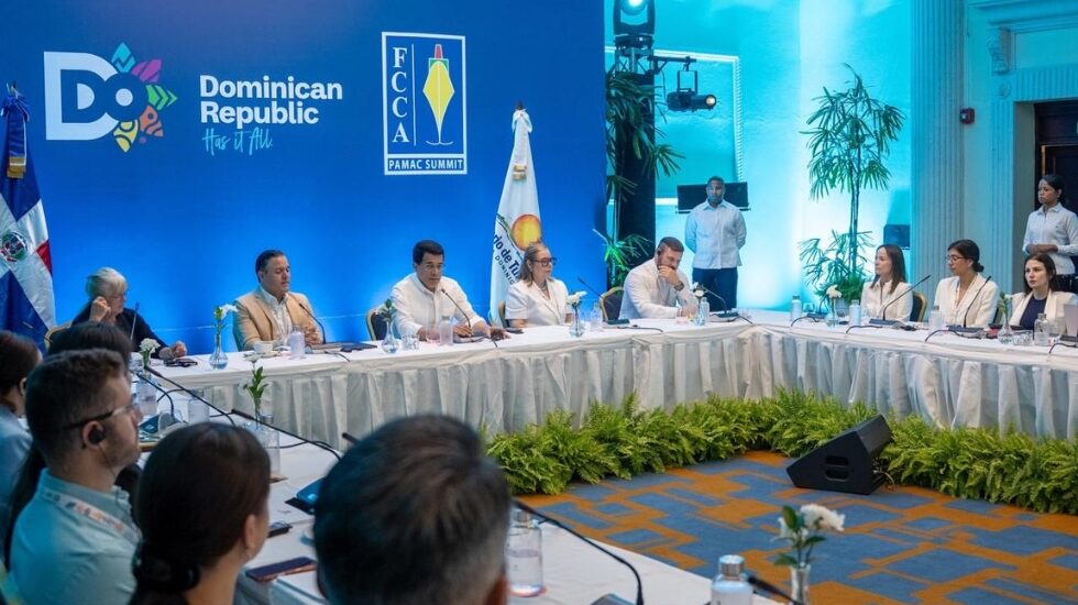 Un momento de trabajo durante la apertura del PAMAC Cruise Summit 2026 en Puerto Plata con la participación del ministro de Turismo, David Collado.