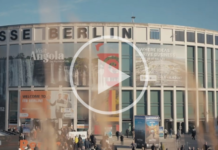 ITB Berlín 2027 lanza la campaña “Travel & Tourism in Motion” y se prepara para una edición marcada por la innovación y los desafíos geopolíticos Una foto de la entrada a la Messe Süd en Berlín con un botón de reproducción encima.