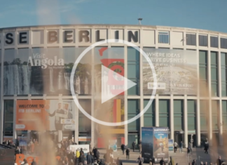 ITB Berlín 2027 lanza la campaña “Travel & Tourism in Motion” y se prepara para una edición marcada por la innovación y los desafíos geopolíticos Una foto de la entrada a la Messe Süd en Berlín con un botón de reproducción encima.