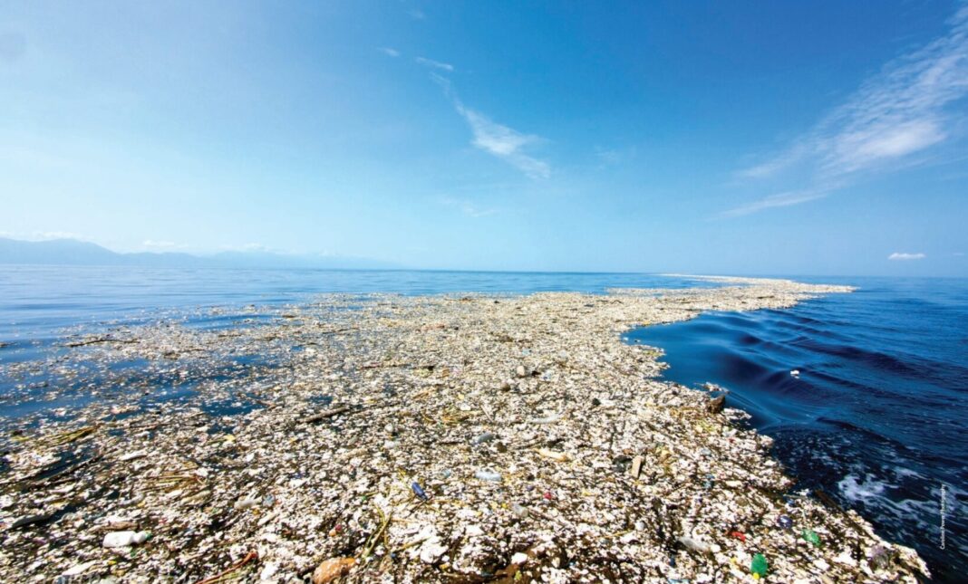 Una isla de plástico flota en el Mar Caribe. Foto de Caroline Power publicada por el Banco Mundial