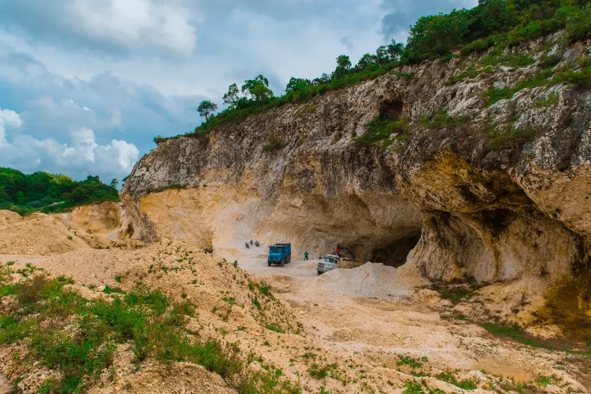 Vista de una de las áreas minadas dentro de los terrenos del Monumento Natural Reserva Antropológica Cuevas de Borbón o del Pomier en San Cristóbal