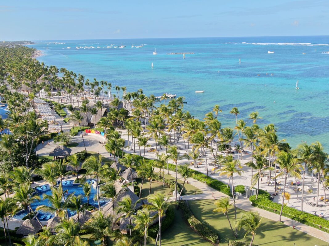 La aprobación legislativa llega en un momento en que Punta Cana-Bávaro experimenta una fuerte expansión turística, inmobiliaria y poblacional, situación que ha incrementado significativamente la demanda de agua potable y de infraestructuras de saneamiento modernas.