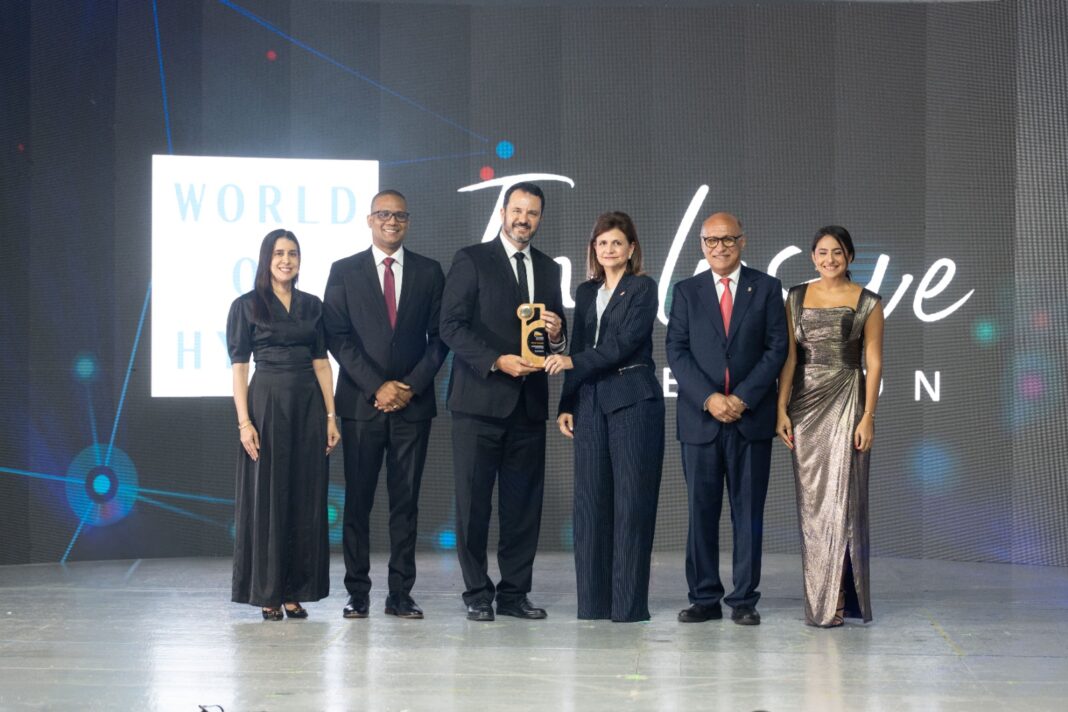 La vicepresidenta Raquel Peña hizo entrega del máximo reconocimiento a representantes de la cadena hotelera Hyatt inclusive Collection.