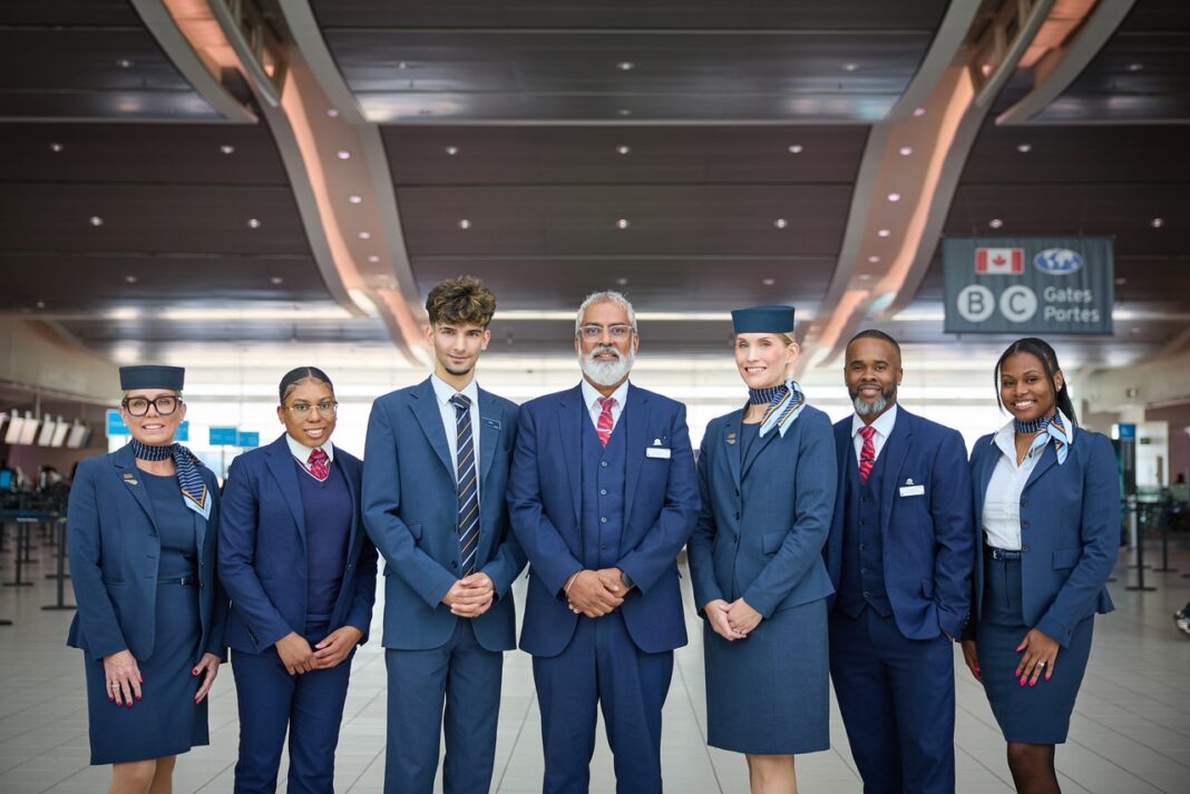 Ejecutivos de las empresas British Airways y Porter Airlines posan luego de la firma del acuerdo de código compartido.