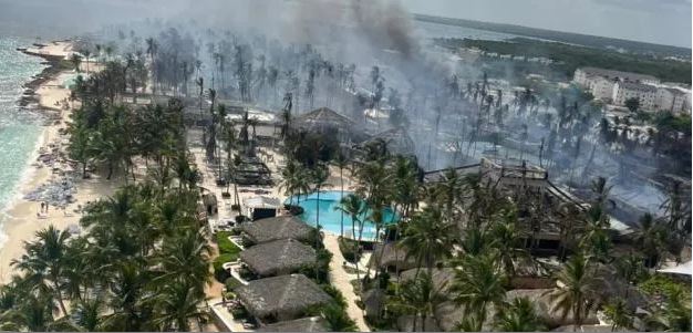 Al amanecer del sábado las autoridades reportaron el control del incendio en el Hotel Viva Dominicus Beach en Bayahib. Foto Fuente externa.