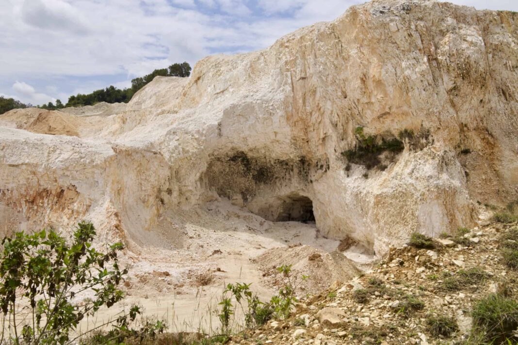 El presidente Luis Abinader emitió el Decreto 393-26, mediante el cual declara de utilidad pública e interés social varios terrenos ubicados dentro del Monumento Natural Reserva Antropológica Cuevas de Borbón o del Pomier.