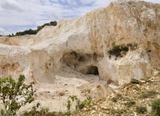 El gobierno declara de utilidad pública los terrenos del Monumento Natural Cuevas del Pomier para fortalecer su protección ambiental y cultural El presidente Luis Abinader emitió el Decreto 393-26, mediante el cual declara de utilidad pública e interés social varios terrenos ubicados dentro del Monumento Natural Reserva Antropológica Cuevas de Borbón o del Pomier.