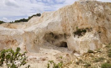 El gobierno declara de utilidad pública los terrenos del Monumento Natural Cuevas del Pomier para fortalecer su protección ambiental y cultural El presidente Luis Abinader emitió el Decreto 393-26, mediante el cual declara de utilidad pública e interés social varios terrenos ubicados dentro del Monumento Natural Reserva Antropológica Cuevas de Borbón o del Pomier.