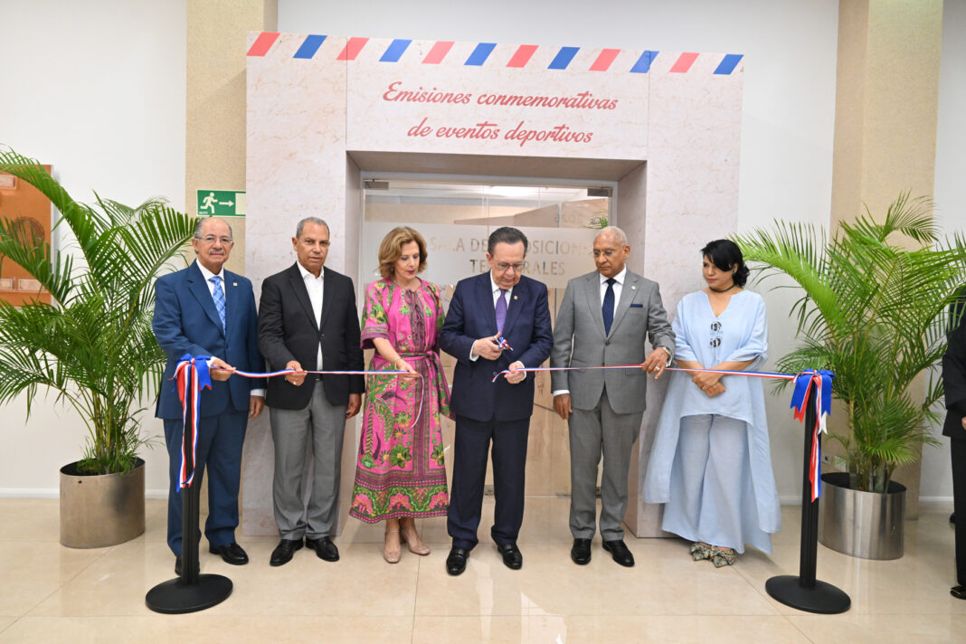 El gobernador del Banco Central, Héctor Valdez Albizu junto a autoridades del BCRD durante el corte de cinta inaugural de la exposición.