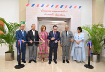 BCRD inaugura la exposición “Emisiones conmemorativas de eventos deportivos” El gobernador del Banco Central, Héctor Valdez Albizu junto a autoridades del BCRD durante el corte de cinta inaugural de la exposición.
