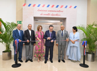 BCRD inaugura la exposición “Emisiones conmemorativas de eventos deportivos” El gobernador del Banco Central, Héctor Valdez Albizu junto a autoridades del BCRD durante el corte de cinta inaugural de la exposición.