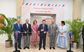 BCRD inaugura la exposición “Emisiones conmemorativas de eventos deportivos” El gobernador del Banco Central, Héctor Valdez Albizu junto a autoridades del BCRD durante el corte de cinta inaugural de la exposición.