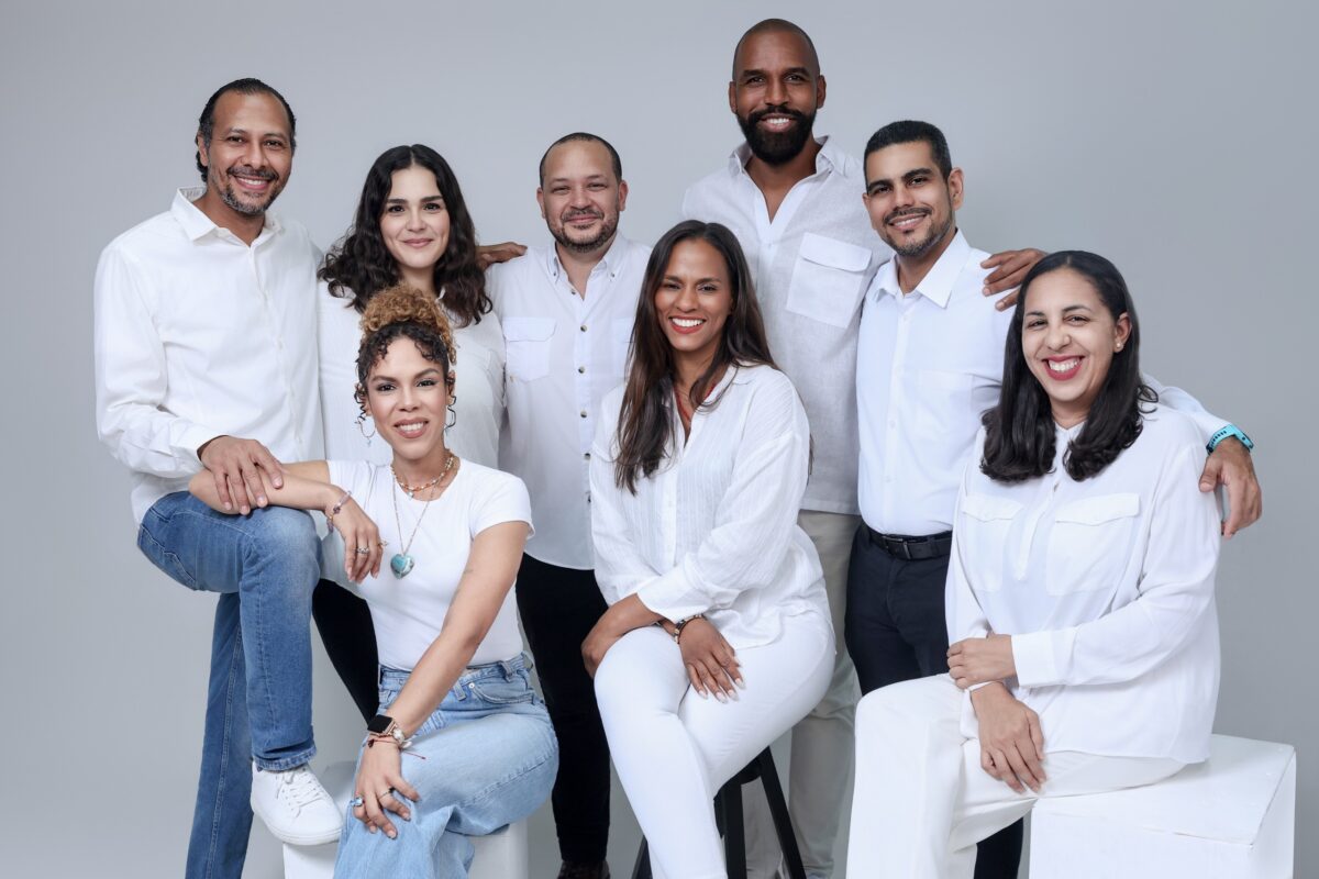 Elenco de Bienvenido un Extraño, con el lema “Caras vemos, historias no sabemos”, invita al público a mirar más allá de las etiquetas y a comprender la importancia de acompañar, escuchar y tratar la salud mental con respeto y sensibilidad.