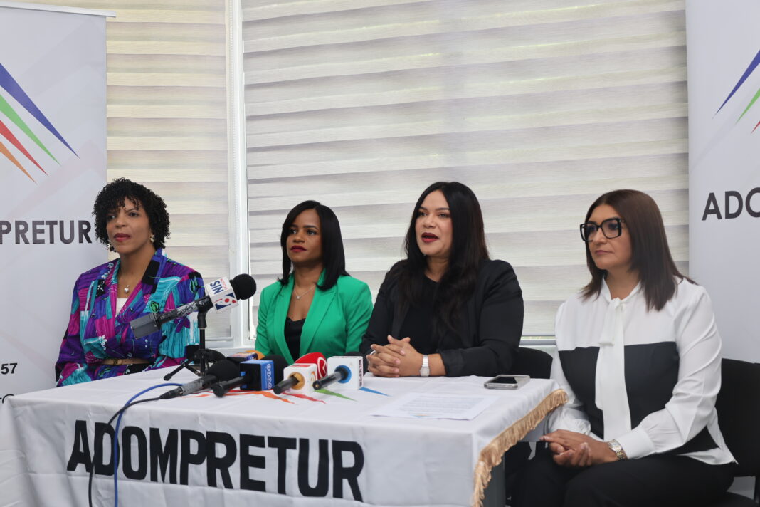 En la imagen Cristina Rosario, Millizen Uribe, Sarah Hernández y Rosa Lidia Lora. Adompretur invitó a periodistas y comunicadores de todo el país a postular sus trabajos en las diez categorías del PEL 2026 cuya convocatoria estará abierta hasta el 31 de agosto y los ganadores serán reconocidos el próximo 4 de noviembre.