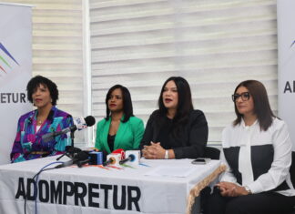 Adompretur abre la convocatoria del Premio Nacional de Periodismo Turístico Epifanio Lantigua 2026 En la imagen Cristina Rosario, Millizen Uribe, Sarah Hernández y Rosa Lidia Lora. Adompretur invitó a periodistas y comunicadores de todo el país a postular sus trabajos en las diez categorías del PEL 2026 cuya convocatoria estará abierta hasta el 31 de agosto y los ganadores serán reconocidos el próximo 4 de noviembre.