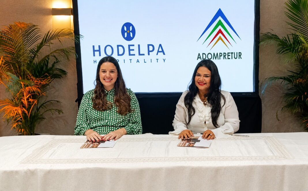 Jessica Aja y Sarah Hernández en la firma del acuerdo Hodelpa-Adompretur