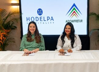 Hodelpa Hospitality y Adompretur fortalecen su alianza para impulsar la innovación en el periodismo turístico Jessica Aja y Sarah Hernández en la firma del acuerdo Hodelpa-Adompretur