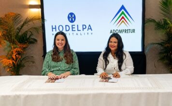 Hodelpa Hospitality y Adompretur fortalecen su alianza para impulsar la innovación en el periodismo turístico Jessica Aja y Sarah Hernández en la firma del acuerdo Hodelpa-Adompretur
