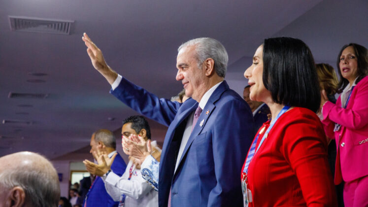 El presidente Luis Abinader, junto a la vicepresidenta Raquel Pe&ntilde;a y la primera dama Raquel Arbaje, dej&oacute; formalmente inaugurados los XXV Juegos Centroamericanos y del Caribe. Rep&uacute;blica Dominicana apuesta ahora su liderazgo tur&iacute;stico regional a la vitrina deportiva m&aacute;s grande que ha organizado en su historia