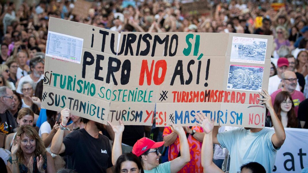 Miles de personas protestan en Palma contra la masificación turística de la isla: 