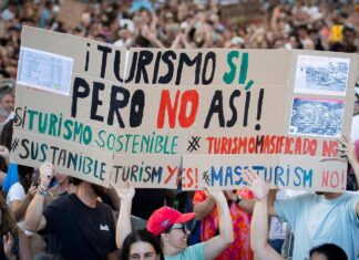 Miles de personas vuelven a protestar en Palma contra el turismo masivo y reavivan el debate sobre los límites del modelo turístico en España Miles de personas protestan en Palma contra la masificación turística de la isla: "Pongamos límites al turismo" en una protesta organizada por la plataforma Menos Turismo, Más Vida y se han sumado unos 110 colectivos y movimientos sociales. Foto Fuente Externa.