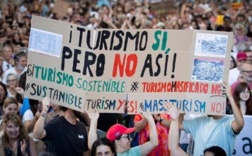Miles de personas vuelven a protestar en Palma contra el turismo masivo y reavivan el debate sobre los límites del modelo turístico en España Miles de personas protestan en Palma contra la masificación turística de la isla: "Pongamos límites al turismo" en una protesta organizada por la plataforma Menos Turismo, Más Vida y se han sumado unos 110 colectivos y movimientos sociales. Foto Fuente Externa.