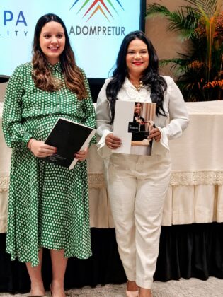 Jessica Aja y Sarah Hern&aacute;ndez tras la firma del convenio Hodelpa-Adompretur