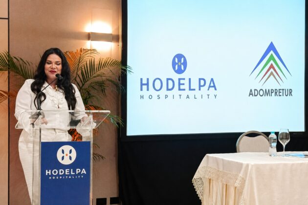 Sarah Hern&aacute;ndez pronuncia las palabras de agradecimiento en la firma del acuerdo Hodelpa-Adompretur