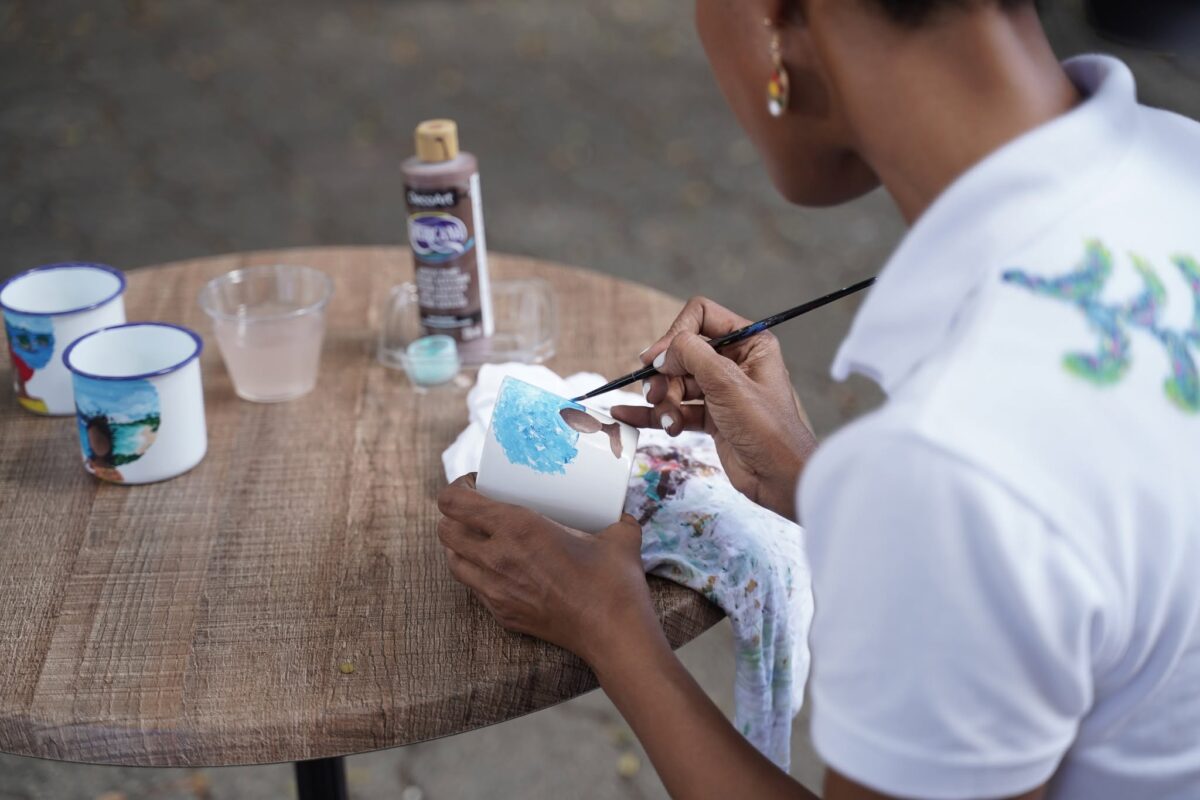 El proyecto de residencias artísticas en Cayo Levantado Resort puede estimular nuevas oportunidades para artesanos, diseñadores, fotógrafos y creadores dominicanos, integrándolos de manera más activa a la cadena de valor del turismo