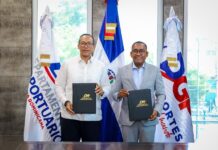 El Departamento Aeroportuario y DGP acuerdan facilitar emisión de pasaportes en los aeropuertos Víctor Pichardo, director ejecutivo del DA, y Lorenzo Ramírez Uribe, director general de la DGP, tras la firma del acuerdo para facilitar la emisión de pasaportes en los aeropuertos dominicanos.