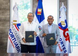 El Departamento Aeroportuario y DGP acuerdan facilitar emisión de pasaportes en los aeropuertos Víctor Pichardo, director ejecutivo del DA, y Lorenzo Ramírez Uribe, director general de la DGP, tras la firma del acuerdo para facilitar la emisión de pasaportes en los aeropuertos dominicanos.