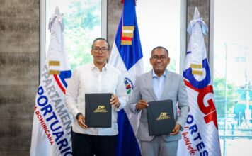 El Departamento Aeroportuario y DGP acuerdan facilitar emisión de pasaportes en los aeropuertos Víctor Pichardo, director ejecutivo del DA, y Lorenzo Ramírez Uribe, director general de la DGP, tras la firma del acuerdo para facilitar la emisión de pasaportes en los aeropuertos dominicanos.