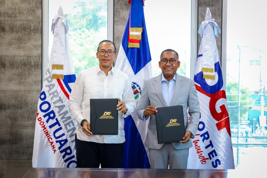 Víctor Pichardo, director ejecutivo del DA, y Lorenzo Ramírez Uribe, director general de la DGP, tras la firma del acuerdo para facilitar la emisión de pasaportes en los aeropuertos dominicanos.