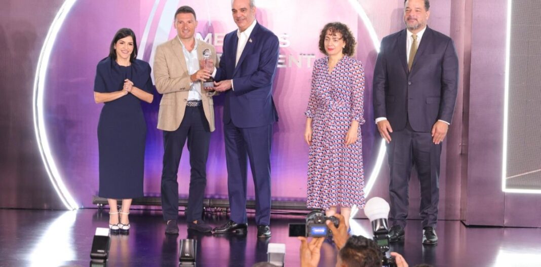 El presidente de la República, Luis Abinader, entrega el reconocimiento a Alejandro Ferrer, director de operaciones de República Dominicana de Iberostar Hotels & Resorts, durante el Americas Investment Forum (AIF). Observan Biviana Riveiro, directora ejecutiva de ProDominicana, Lorea Arribalzaga Ceballos, representante de la Embajada de España en República Dominicana y Paino Henríquez, ministro de Medio Ambiente.