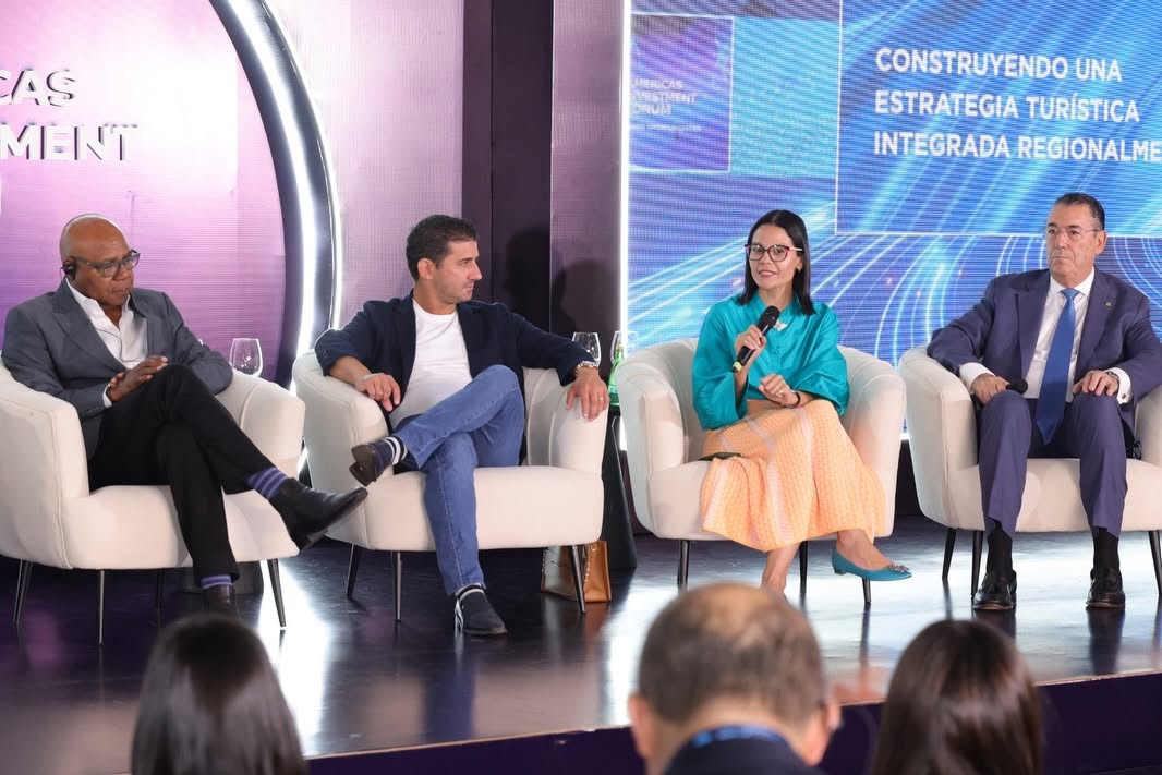 En la imagen durante un momento del panel, el ministro de Turismo de Jamaica, Edmund Bartlett; el CEO de The Palace Company, Gibrán Chapur, la directora ejecutiva de ONU Turismo, Natalia Bayona y Juan Manuel Martín de Oliva, vicepresidente de Negocios Turísticos del Banco Popular Dominicano, preside el Clúster Turístico de Santo Domingo.