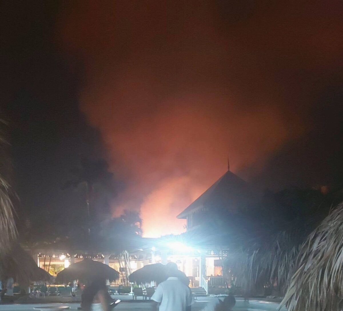 Vista la madrugada de este sábado del siniestro que destruyó las viejas instalaciones del hotel Riu Mambo de Puerto Plata.