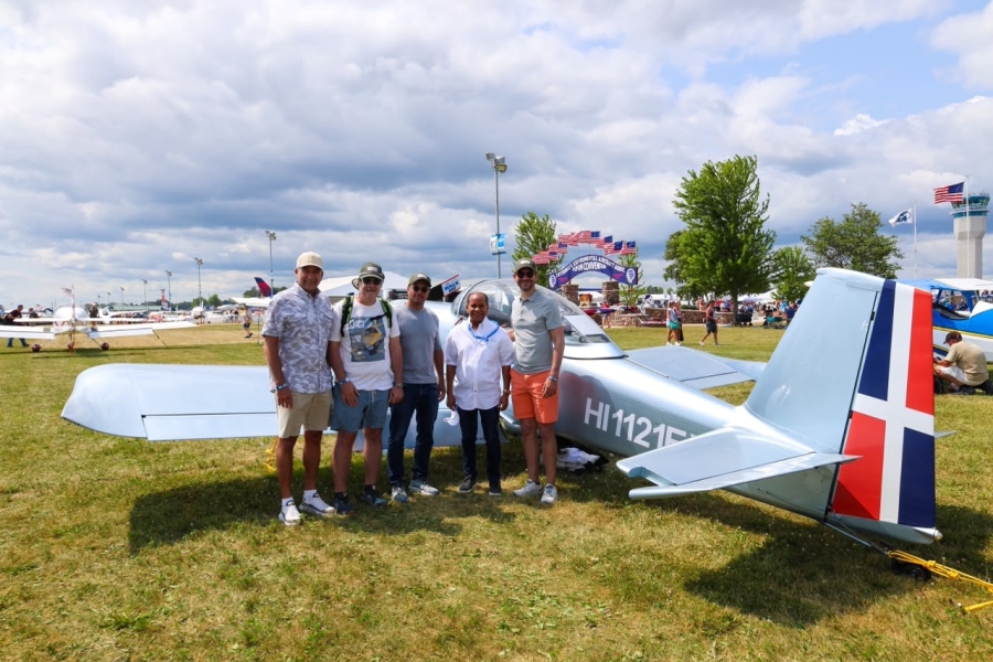 En la feria EAA AirVenture Oshkosh 2026 en Wisconsin, la delegación dominicana presentó a los interesados las facilidades en los aeropuertos locales para la aviación general y el turismo aeronáutico, en los servicios de recepción, despacho, gestión de información y asistencia a pilotos y pasajeros, establecidos en el Protocolo para la Aviación Privada No Comercial.
