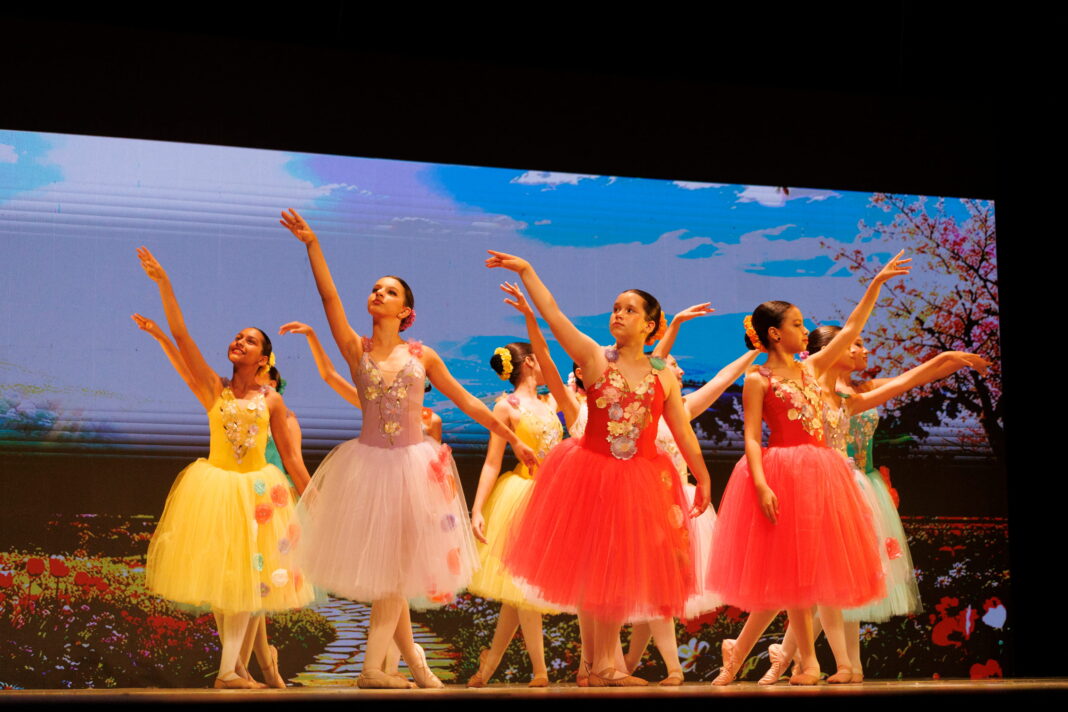 La función de la Academia de Ballet Anna Pavlova montó Las Cuatro Estaciones de Vivaldi, abrió con La Primavera, transformando el escenario en un delicado jardín lleno de vida.