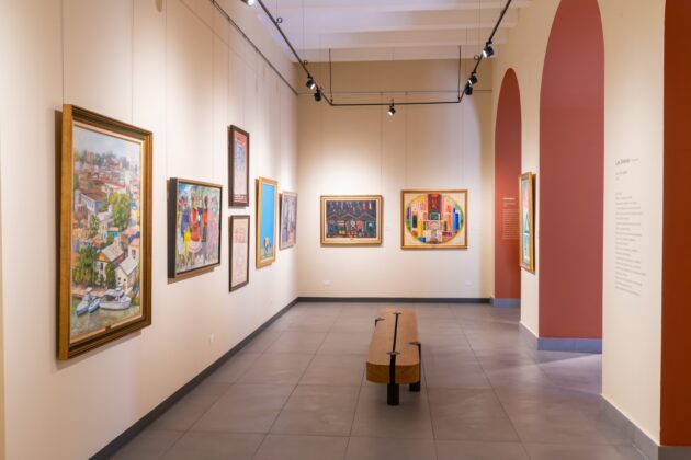 La muestra re&uacute;ne obras de 18 artistas dominicanos sobre identidad y paisaje.