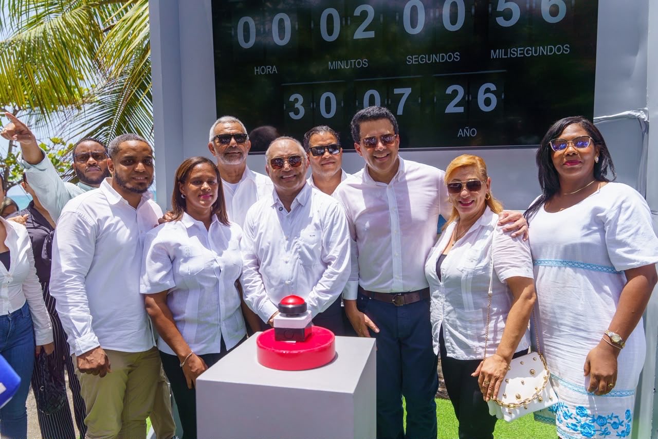 Al concluir el acto el ministro de Turismo y el alcalde de Baní encendieron el cronómetro con la cuenta regresiva en la que deben entregar la obra sus constructores