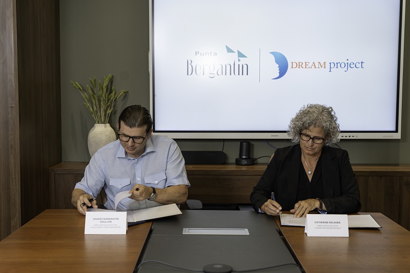 Andrés Marranzini Grullón, director ejecutivo del Fideicomiso Punta Bergantín y Catherine DeLaura, presidenta de DREAM Project, durante la firma del acuerdo para desarrollar el programa que contempla la capacitación de 50 jóvenes, y desarrolla competencias alineadas con las necesidades del mercado laboral.