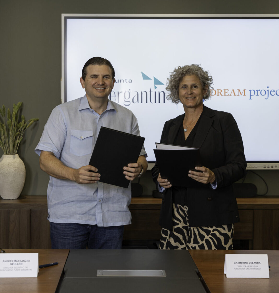 Andrés Marranzini Grullón, director ejecutivo del Fideicomiso Punta Bergantín y Catherine DeLaura, presidenta de DREAM Project, posan tras la firma del proyecto.